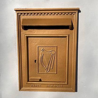 Traditional Irish Post in pearl gold for A4 sized letters (H114)