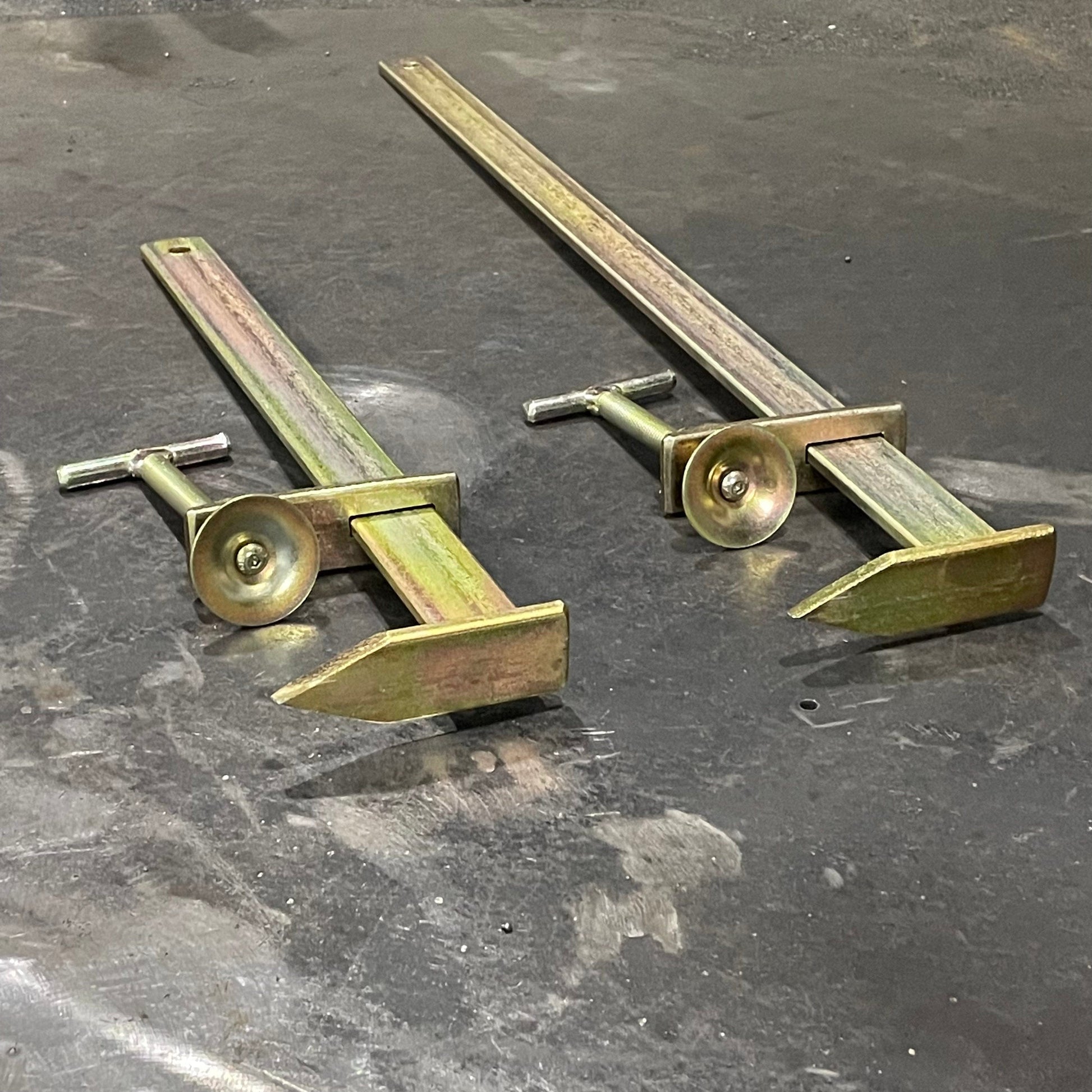 External Clamp - Spiked Sliding Clamp - RHINOBUILD Bricklaying Tools